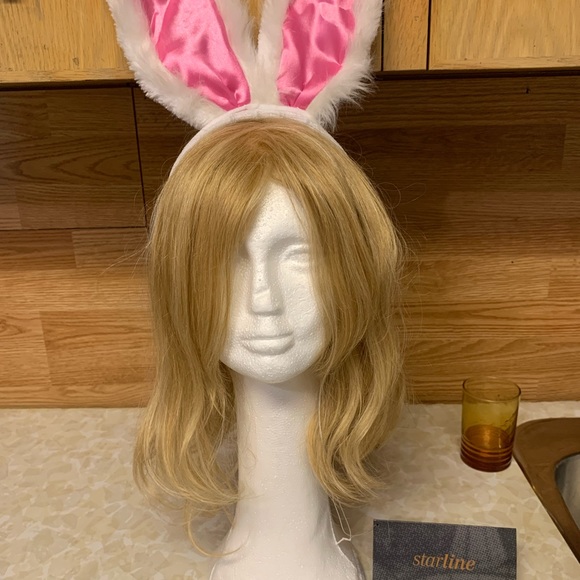 Golden blonde shoulder length wig - Picture 2 of 6